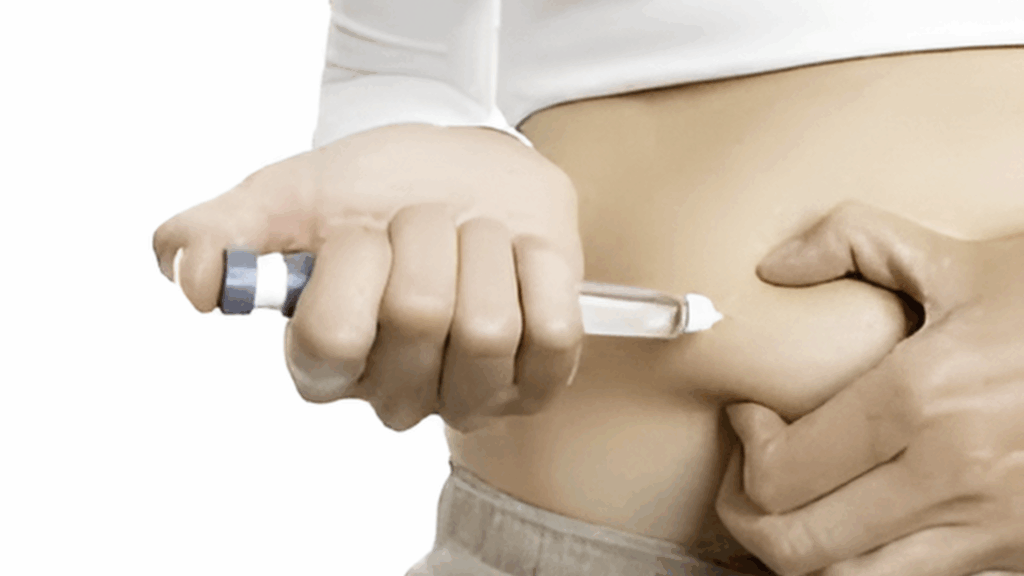 Mulher aplicando injeção de Mounjaro na barriga, tema sobre Mounjaro e fertilidade feminina.